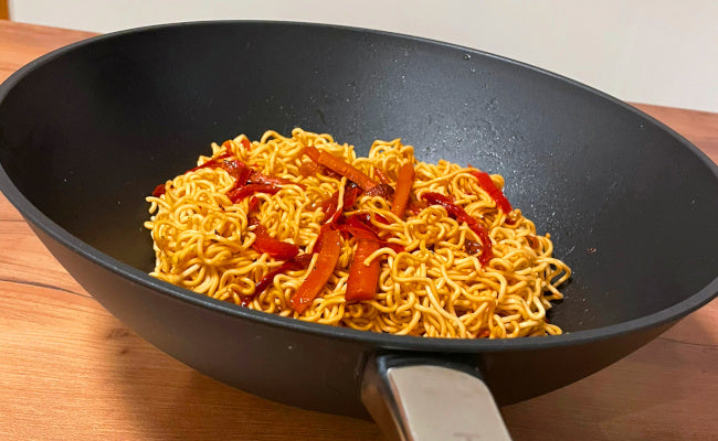 mie nudeln mit sojasauce im wok
