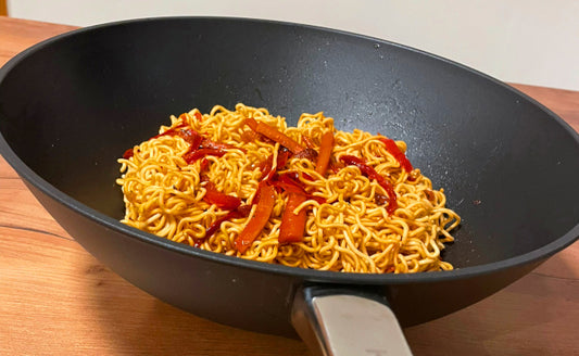 mie nudeln mit sojasauce im wok